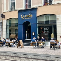 Un moment de partage entre femme autour d'un verre
