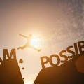 l-homme-saute-entre-une-formulation-impossible-et-possible-en-montagne-conception-de-entreprise-croissance-carrière-164656140
