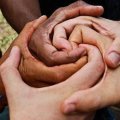 Recherche amie avec qui sortir et sympathiser!