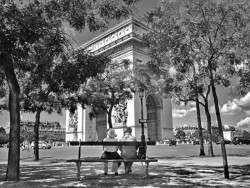 Une amie, un fou rire, un conseil , un débat, des projets ...L 'amitié donne du sens à la vie.